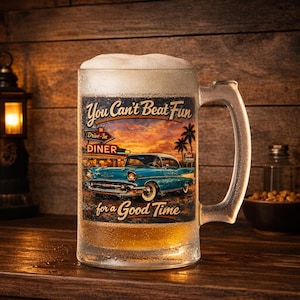 Puede incluir: Una jarra de cerveza grande y helada llena de cerveza y espuma. La jarra presenta un diseño de restaurante vintage con un coche clásico azul, palmeras y el texto "You Can't Beat Fun for a Good Time."