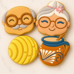 Op de afbeelding: Vier versierde koekjes: een lachende oudere man en vrouw, een gele concha en een mok koffie. De man en vrouw dragen een bril. De concha is geel met een textuurpatroon. De koffiemok is oranje en blauw.