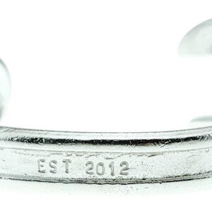 Pulseira com pingente de chave inglesa, comemorativa do 14º aniversário da empresa, fundada em 2012 - Com a inscrição "EST 2012" (Estudada em 2012).