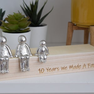 10 ans que nous fabriquions une famille, figurines sculptées en étain 10e anniversaire Anniversaire d'étain La taille de la boîte en bois et le grain peuvent varier image 1