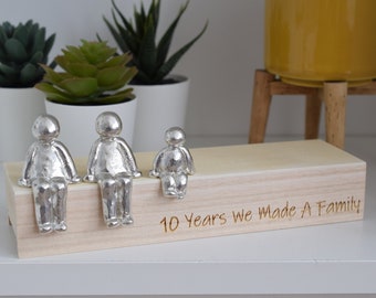 10 anni abbiamo realizzato una famiglia di statuette in latta - 10° anniversario / Anniversario in latta / Dimensioni e venature della scatola di legno varieranno