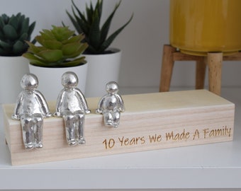 10 años que hicimos una figura familiar de escultura de hojalata - 10.º aniversario / Aniversario de hojalata / Caja de madera El tamaño y la veta variarán