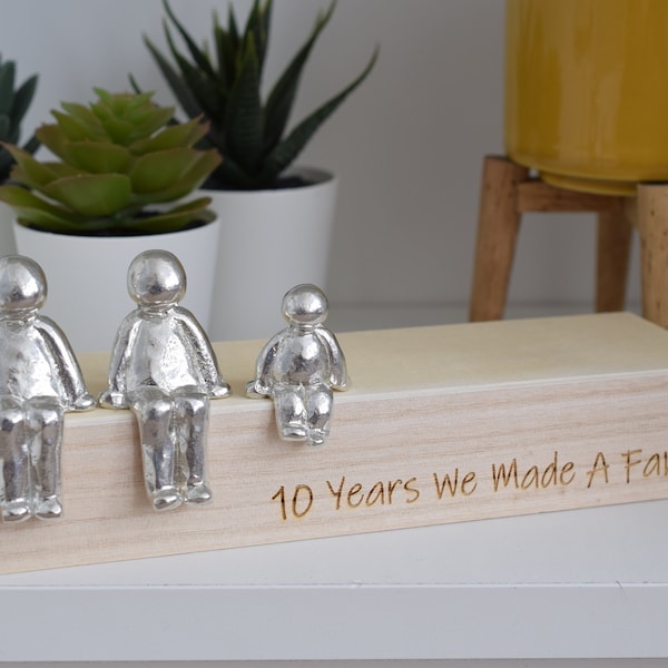 10 años que hicimos una figura familiar de escultura de hojalata - 10.º aniversario / Aniversario de hojalata / Caja de madera El tamaño y la veta variarán