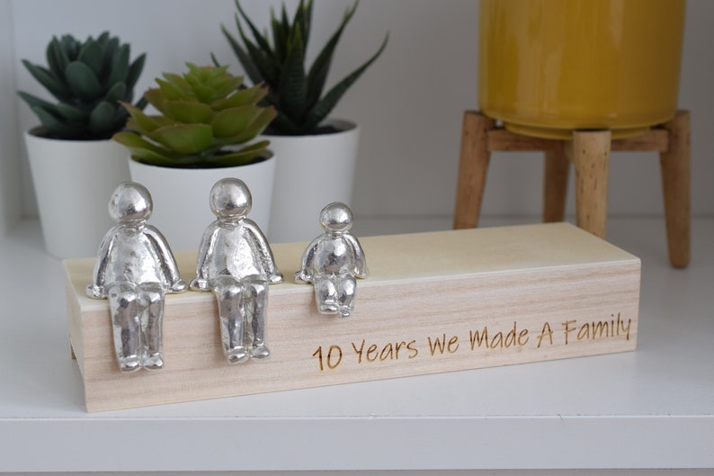 10 ans que nous fabriquions une famille, figurines sculptées en étain 10e anniversaire Anniversaire d'étain La taille de la boîte en bois et le grain peuvent varier image 1