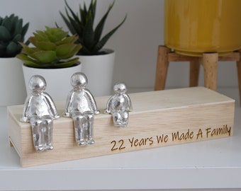 Esculturas familiares conmemorativas de 22 años - 22.º aniversario / Disponibles del 1 al 30.º año / El tamaño y la veta de la caja de madera varían.
