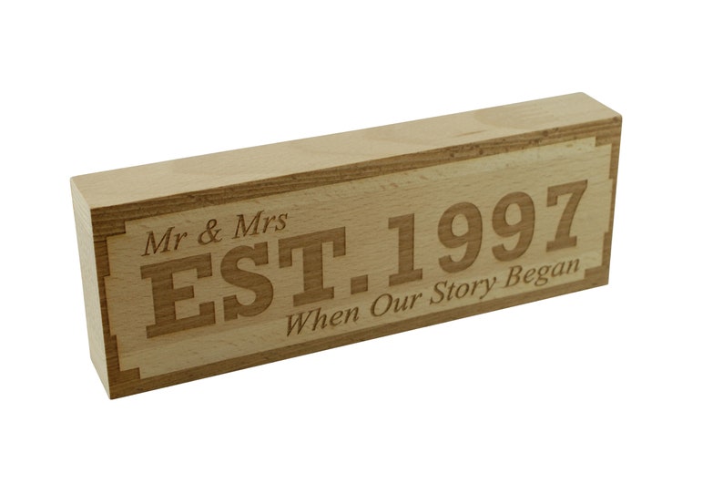 Cartello Anniversario 10 Anni 'Mr & Mrs Established 2010' - Regalo In Legno Di Faggio Con Incisione Laser, Decorazione Da Tavolo O Mensola - 6