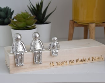 Escultura familiar del 15.º aniversario, figuras de estaño puro y cristal, regalo de aniversario personalizado. Hemos formado una familia durante quince años.