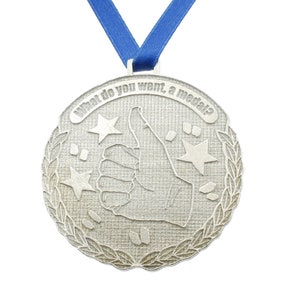 Was willst du, Eine Medaille? Sarkastisch gravierte Medaille - Lustiges Geschenk für Freunde, Büro Streich, Familie Humor
