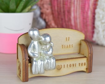17 Jahre Jubiläum Geschenk für Paare - Kuschelpaar Holz Sofa Bank Figur - Möbel Jubiläum UK