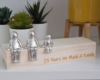 25 Jahre Wir haben eine Familie Skulptur Figuren gemacht - 25 Jahre Jubiläum | Jahre 1 bis 30 Verfügbar | Holzbox Größe & Maserung variiert