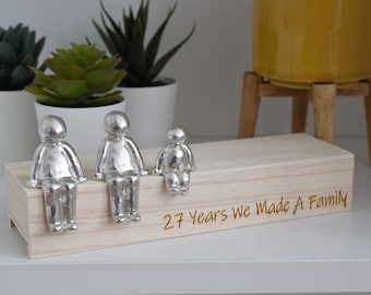 Esculturas familiares conmemorativas de 27 años - 27.º aniversario / Disponibles del 1 al 30 años / El tamaño y la veta de la caja de madera varían