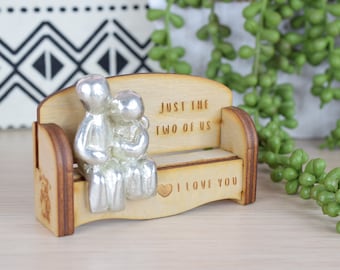 Jahrestag Geschenk für Paare | Kuschelpaar auf Sofabank aus Holz | Romantisches Andenken, handgefertigt UK