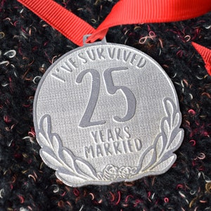 Ich habe 25 Jahre verheiratet | Jubiläumsmedaille mit sarkastischem Spruch
