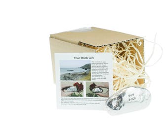 "You Rock Geschenk - ""You Rock"" Aufdruck - Massiver, schwerer, polierter Metall-Rock mit Aufschrift ""You Rock"" - Geschenk für Sie und Ihn zu Weihnachten, zum Jahrestag oder zum Valentinstag."