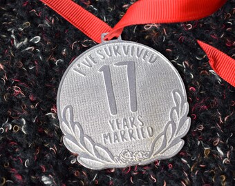 Divertido regalo de 17º aniversario / Medalla sarcástica "He sobrevivido 17 años de casado" / Regalo original para marido o mujer