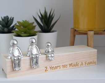 2 Jahre Wir haben eine Familie Skulptur Figuren gemacht - 2. Jahrestag | Jahre 1 bis 30 Verfügbar | Holzbox Größe & Maserung variiert