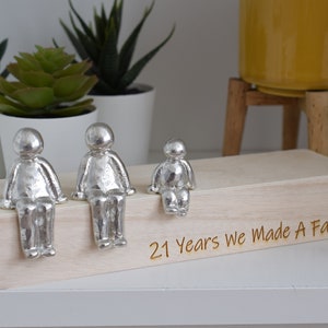 21 jaar we maakten een familiebeeld beeldjes - 21e verjaardag | Jaar 1 t/m 30 Beschikbare | Houten doosgrootte en korrel zal variëren