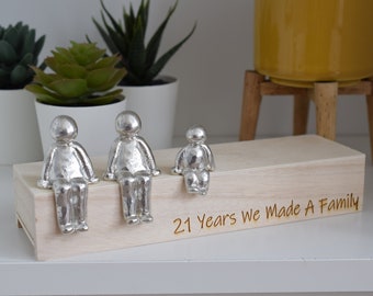 21 ans que nous avons fait une sculpture familiale Figurines - 21e anniversaire | Années 1 à 30 | disponibles La taille et le grain de la boîte en bois varient