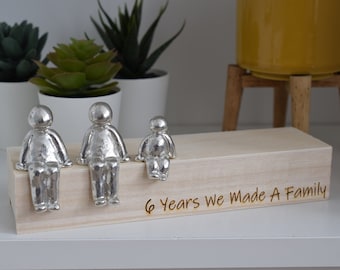 Esculturas familiares conmemorativas: 6.º aniversario. Disponibles del 1.º al 30.º año. Caja de madera con diferentes tamaños y vetas.