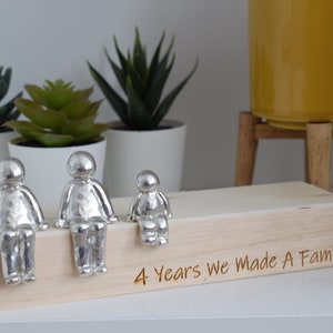 4 jaar we maakten een familie sculptuur beeldjes - 4th Anniversary | Jaar 1 t/m 30 Beschikbare | Houten doosgrootte en korrel zal variëren