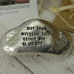 Nuestro amor escrito en piedra durante 10 años - Quality Tin Rock para su aniversario