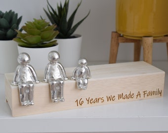 Esculturas familiares de 16 años - 16.º aniversario / Disponibles del 1 al 30 años / El tamaño y la veta de la caja de madera varían
