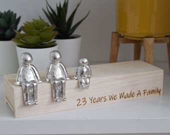 Esculturas familiares conmemorativas de 23 años - 23.º aniversario / Disponibles del 1 al 30.º año / El tamaño y la veta de la caja de madera varían.