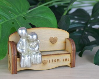 Jahrestag Geschenk für Paare | Kuschelndes Paar auf Holz Sofa Bank Figur | 'I Love You' Romantisches Andenken, handgefertigt UK