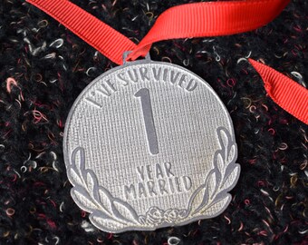 Regalo de primer aniversario / Medalla divertida "He sobrevivido a un año de casados" / Recuerdo sarcástico de primer aniversario de papel, hecho a mano en el Reino Unido