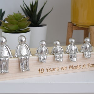 10 ans que nous fabriquions une famille, figurines sculptées en étain 10e anniversaire Anniversaire d'étain La taille de la boîte en bois et le grain peuvent varier image 4