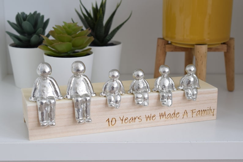 10 ans que nous fabriquions une famille, figurines sculptées en étain 10e anniversaire Anniversaire d'étain La taille de la boîte en bois et le grain peuvent varier image 4