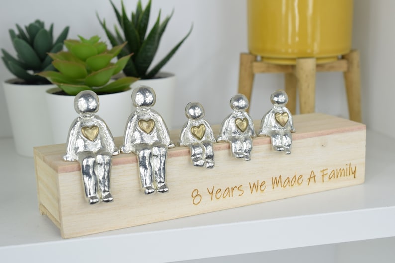 Bronze anniversaire 8 ans We Made a Family Sculpture Figurines avec coeurs en bronze 8e anniversaire La taille de la boîte en bois et le grain peuvent varier 3 Children