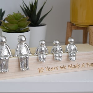 10 Years We Made a Family tinnen sculptuurbeeldjes - 10e verjaardag | Blikken jubileum | Grootte van de houten kist en korrel kunnen variëren