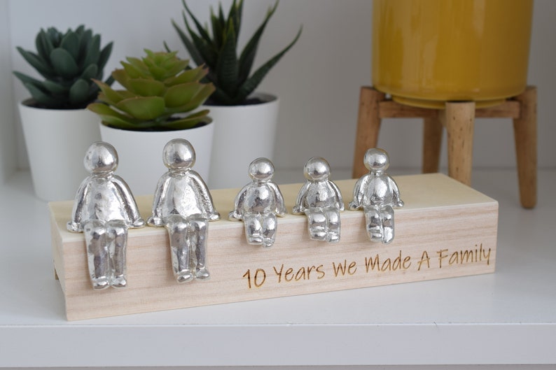 10 ans que nous fabriquions une famille, figurines sculptées en étain 10e anniversaire Anniversaire d'étain La taille de la boîte en bois et le grain peuvent varier image 3