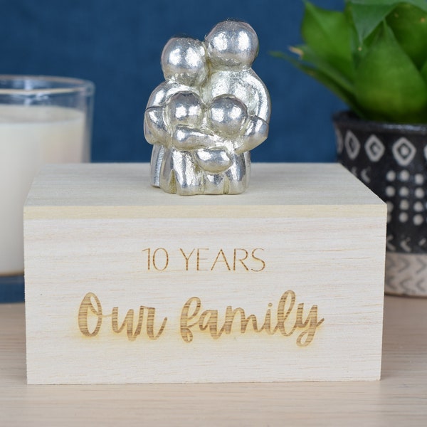 10 ans de cadeaux en étain pur à 100 % Our Little Hugging Family | Cadeau câlin pour les 10 ans de la famille - Choisissez votre combinaison de famille