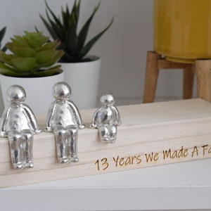 13 Jaar We Maakten een Familie Sculptuur Beeldjes - 13e verjaardag | Jaar 1 t/m 30 Beschikbare | Houten doosgrootte en korrel zal variëren