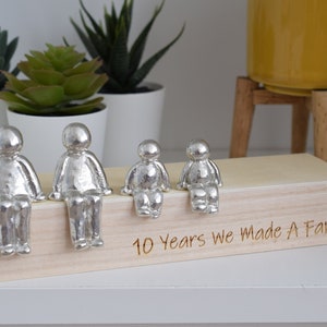 10 ans que nous fabriquions une famille, figurines sculptées en étain 10e anniversaire Anniversaire d'étain La taille de la boîte en bois et le grain peuvent varier image 2