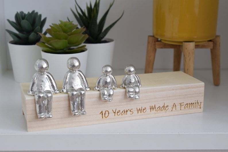 10 ans que nous fabriquions une famille, figurines sculptées en étain 10e anniversaire Anniversaire d'étain La taille de la boîte en bois et le grain peuvent varier image 2