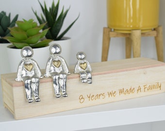 Aniversario de bronce 8 años Hicimos una escultura familiar Figuras con corazones de bronce / 8º aniversario / Tamaño de caja de madera y grano variará