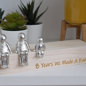8 ans que nous avons fait une sculpture familiale Figurines - 8e anniversaire | Années 1 à 30 | disponibles La taille et le grain de la boîte en bois varient