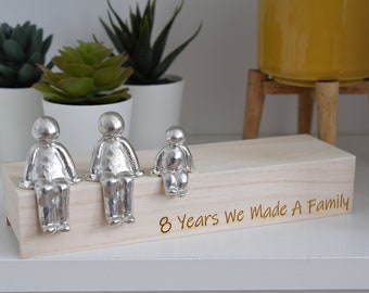 8 ans que nous avons fait une sculpture familiale Figurines - 8e anniversaire | Années 1 à 30 | disponibles La taille et le grain de la boîte en bois varient