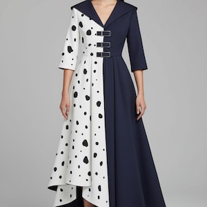 Peut inclure: Robe midi bicolore avec un contraste saisissant. Un côté est bleu marine, l'autre est blanc à pois noirs. La robe a un col en V, trois fermetures à boucle et des manches trois-quarts. La jupe a un ourlet asymétrique.