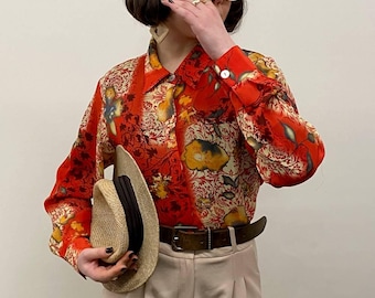 Auténtica blusa psicodélica vintage de los años 70 - Camisa retro roja y naranja quemada con textura similar a la seda - Top bohemio con estampado paisley de los setenta
