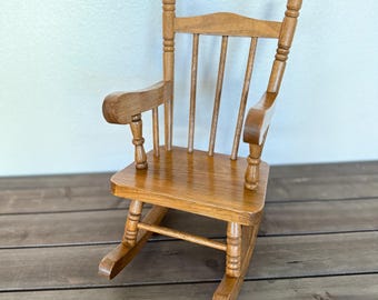Vintage houten poppenschommelstoel uit 1990 van Heritage Mint, miniatuur houten meubelstuk, displaystoel voor teddyberen