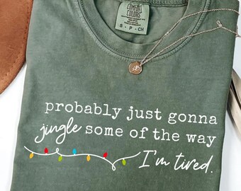 Camiseta Comfort Colors com música natalina, provavelmente vai tocar um pouco do jeito que estou cansado, camiseta engraçada de Natal