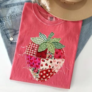 Camisa Comfort Colors® con estampado de fresas en patchwork sintético, camiseta con estampado de fresas, camisa de estilo vintage teñida en prenda, camisa acolchada con estampado de patchwork sintético.