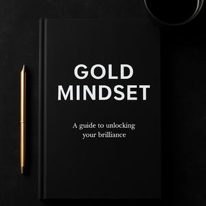 Pode incluir: Um livro preto intitulado "GOLD MINDSET" com o subtítulo "A guide to unlocking your brilliance". Uma caneta dourada e um copo escuro estão sobre uma superfície preta. O título do livro está em letras grandes, brancas e em negrito.
