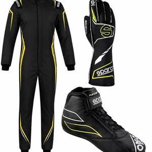 Peut inclure: Ensemble de course noir comprenant une combinaison, des gants et des chaussures. La combinaison présente des accents jaunes et le logo Sparco. Les gants sont noirs avec des détails blancs et jaunes. Les chaussures sont noires avec des accents blancs et jaunes et le logo Sparco.