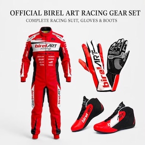 Peut inclure: Ensemble d'équipement de course officiel Birel Art comprenant une combinaison de course rouge, blanche et noire avec divers logos de sponsors, une paire de gants de course assortis rouge et blanc, et des bottines de course rouges et noires marquées Birel Art.