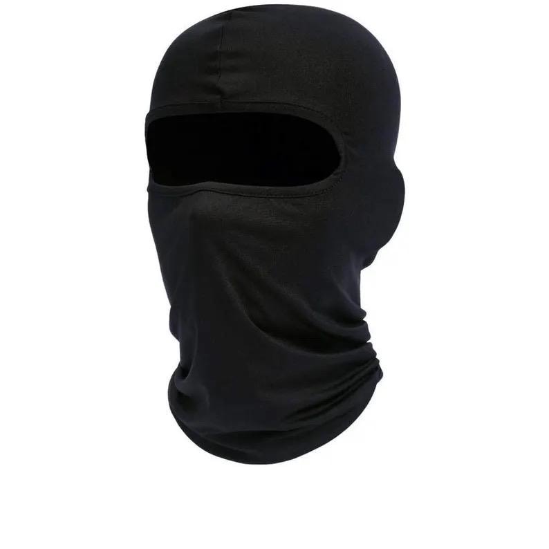 Puede incluir: Una balaclava negra lisa con una abertura ovalada para los ojos y una cobertura inferior de la cara. La tela parece ser un material ligero y transpirable. La balaclava est&aacute; dise&ntilde;ada para cubrir la cabeza y el cuello.